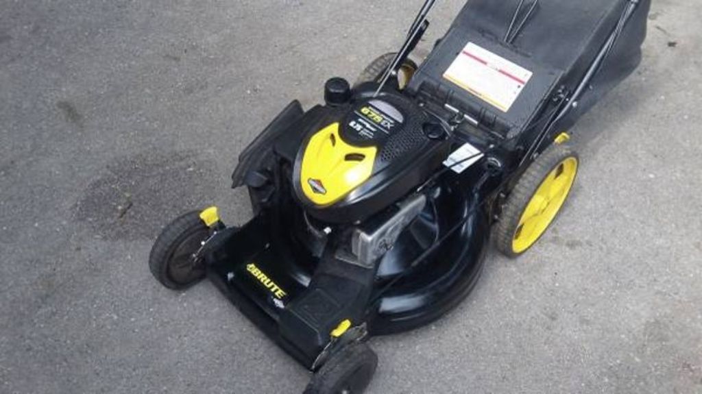 BRUTE Self propel lawn mower With bag and wash port