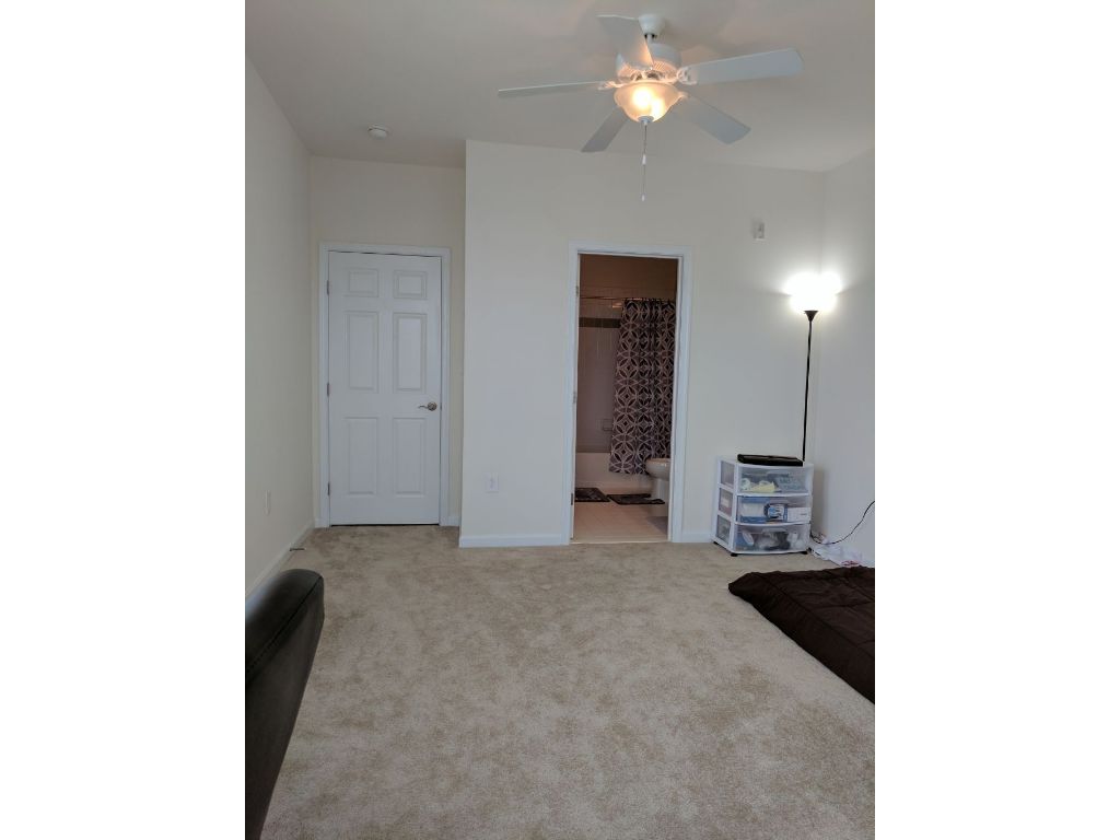 Spacious Room With Attached Bathroom And Walk-in Closet In Herndon