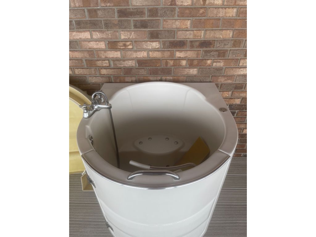 Walk-in Bath tub