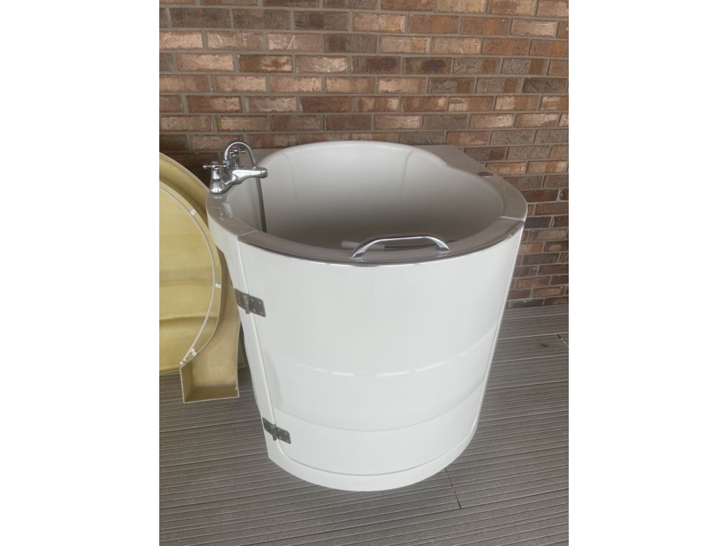 Walk-in Bath tub