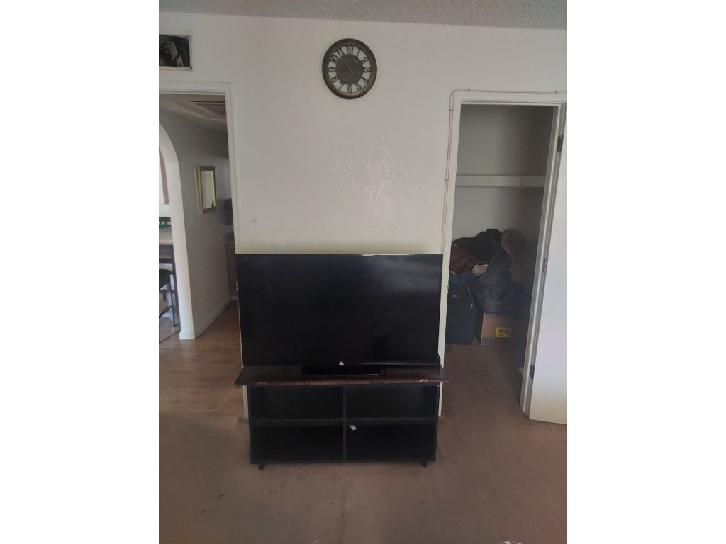 I BR, 1 ba for rent  $500 a month. Due on the 1st.