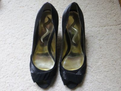 Women's dress shoe, Nina black heel, size 8 1/2