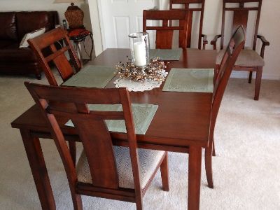Dining Room Table w/2 arm chairs, 4 side chairs, and 2 leaves.