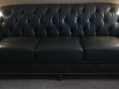 1 year old Beautiful leather sofa