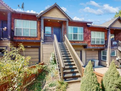 2 Bedroom 2.5BA Pet-Friendly House Vacation Rental in Happy Valley Hideaway, Happy...