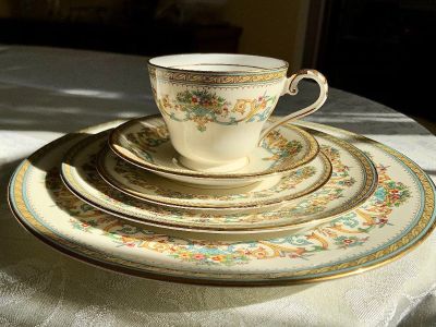 Aynsley "Henley" Six (5 Pieces) Place Settings-“The China for the Royals”!