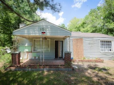 E Woodland Dr, Montgomery, Home For Sale
