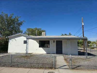 3 Bedroom 2BA 1200 ft Pet-Friendly Apartment For Rent in Albuquerque, NM