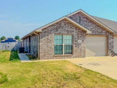 3 Bedroom 2BA 1200 ft Pet-Friendly Apartment For Rent in Carl Junction, MO