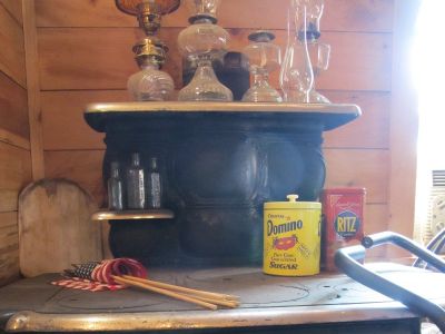 Antique cook stove (COTTAGE CRAWFORD)