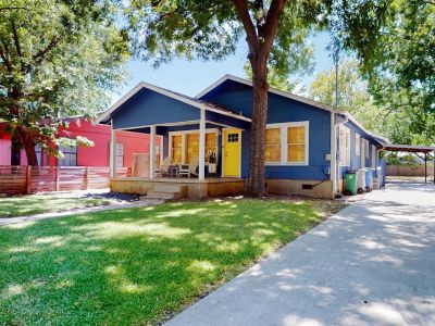 3 Bedroom 2BA House Vacation Rental in Stylish South Austin Cottage, Austin, TX
