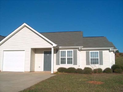 3 Bedroom 2BA 1260 ft Pet-Friendly Apartment For Rent in Mooresville, NC