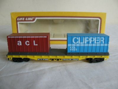 VINTAGE LIFE-LIKE  #8442 FLAT CAR  & 2 Containers