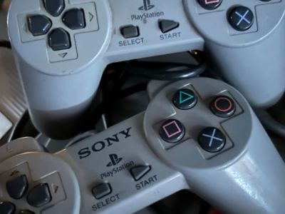 Original game lot PlayStation x box wii 6 consoles 3 sats of controllers charge station