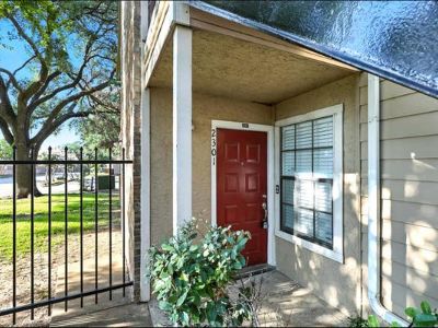 2 Bedroom 2BA 1070 ft Condominium For Sale in DALLAS, TX