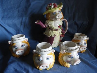 Miss Piggy Tea Pot and Mugs