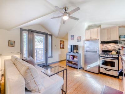 1BA Pet-Friendly House Vacation Rental in Hummingbird Haven, Portland, OR