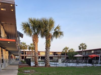 1 Bedroom 1BA 300 ft Furnished Condo For Sale in DAVENPORT, FL