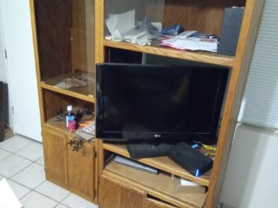Entertainment center in good condition. Cash only no payapps