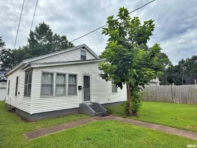 2 Bedroom 1BA 1023 ft Single Family Home For Sale in METROPOLIS, IL