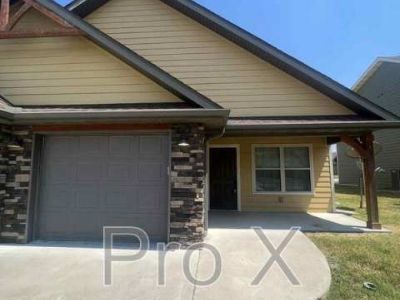 3 Bedroom 2BA 1560 ft Pet-Friendly Apartment For Rent in Webb City, MO