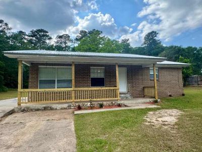3 Bedroom 1BA 1232 ft Apartment For Rent in Graceville, FL
