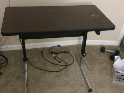 Adjustable height computer desk