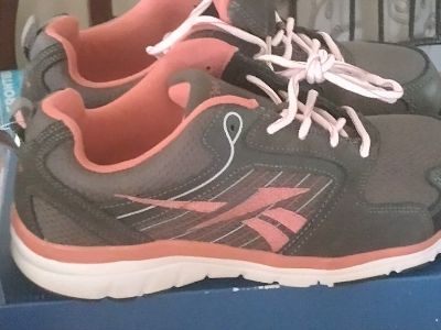 FOR SALE ONE LADIES REEBOK STEEL TOE SHOES  ZAPATOS CON PUNTA D FIERO PARA MUJERES