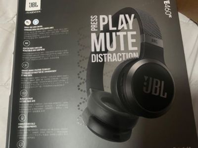 JBL 460 NC headphones