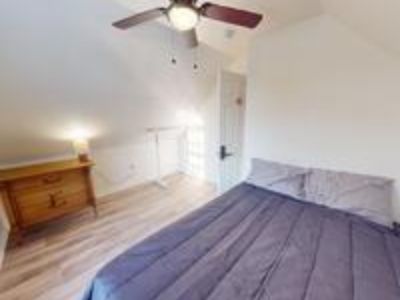 **Charming Prime Location Near Loyola**