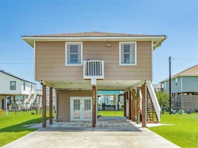 2 Bedroom 2BA 864 ft Single Family Home For Sale in GALVESTON, TX