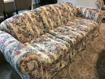 Beautiful Couch Excellent Condition