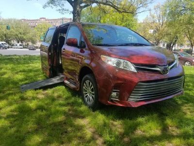 2018 Toyota Sienna XLE Mobility Wheelchair In-Floor Ramp $39,995