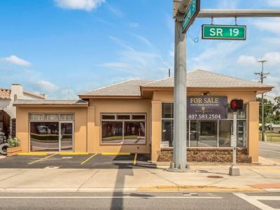 Large Office Building with 2 Warehouses on Main Street- Umatilla, FL!
