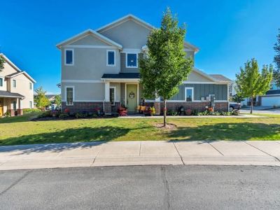 4 Bedroom 3BA 2077 ft Townhouse For Sale in HERRIMAN, UT