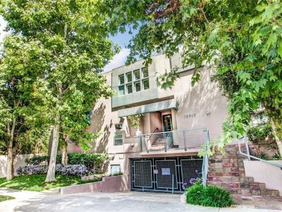 For Lease: 12917 Valleyheart Drive 7 2 BR + Den in Studio City