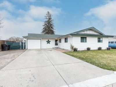 Private room with shared bathroom in a House, Yakima, WA 98902