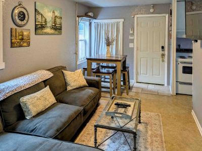 2 Bedroom 1BA House Vacation Rental in West Slope Cottage, Portland, OR