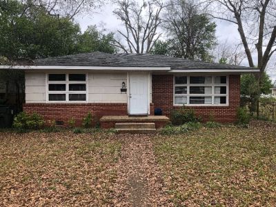 Sublease 1 bedroom in 3 bed two bath house