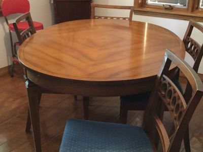 Oval dining table 42x66 , 6 chairs , 2 leaves, protective pads