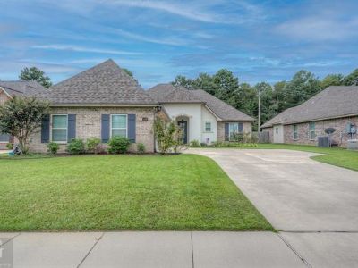 3 Bedroom 2BA 2166 ft Single Family House For Sale in Benton, LA