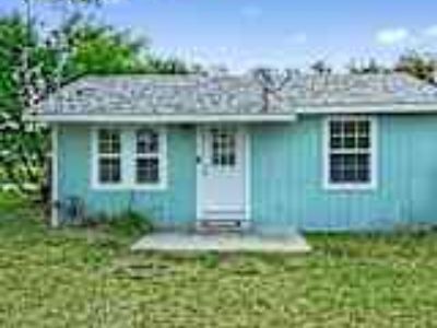 3 Bedroom 1BA 688 ft² House For Rent in Rockport, TX 822 N Ann St