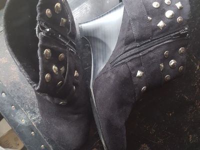 Women's 8.5M black suede ankle boot