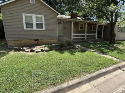 3 Bedroom 1BA 1200 ft Pet-Friendly Apartment For Rent in Pittsburg, KS