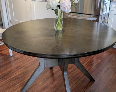 Round dining table