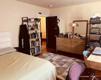 Available on: november 1. Unfurnished. Parking available * Internet included. Hi! We are a house of young professional guys looking to fill the 4th room by November 1st. We are conscientious, good-natured, and like a house with a relaxed and cooperative atmosphere. We maintain a reasonably clean space: dishes done before bed, rotating quarterly cleaning of common areas and 2 bathrooms. Pets are...