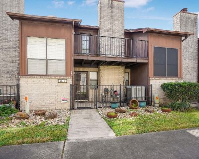 50 Evanston St APT 3. Welcome to a well-maintained 3-bedroom/2.5 bathroom townhouse nestled in the heart of Northeast Houston, Texas. Close to Beltway 8/I-10E/YMCA/San Jacinto College/Restaurants/Supermarkets. Townhome zoned to highly sought after Northshore schools. Entertain in its spacious living area, timeless fireplace centerpiece-accented walls w/new carpet upstairs. Kitchen offers a brea...