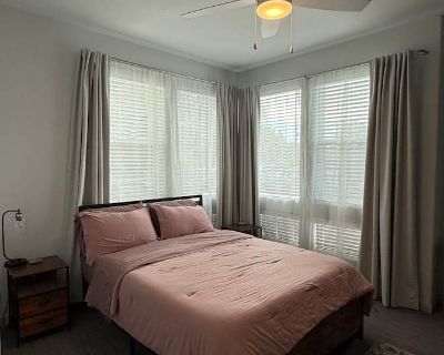 Available on: december 22. Furnished. Internet included * Students welcome. Furnished room in fully furnished apartment located in Central Napa. The room has a en suite bathroom and walk-in closet. Washer & dryer in unit. The apartment is a 2 bed 2 bath, with a current roommate (male, works in the wine industry, very chill & quiet). The apartment complex has nice amenities including a pool, gym...