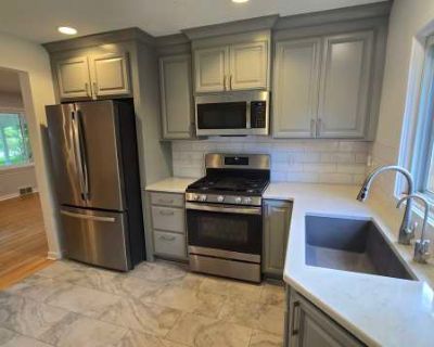 3 Bedroom 2BA 1607 ft Pet-Friendly Apartment For Rent in Elm Grove, WI