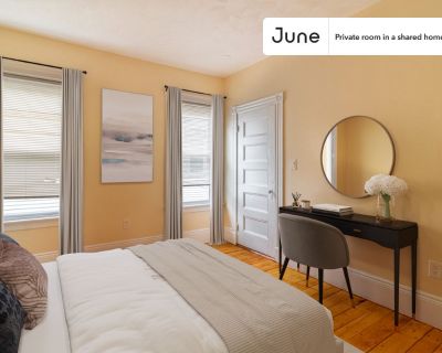 Queen bedroom in 4 bed/1 bath home in Roxbury  #1295 C (Has a Condo) on...